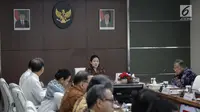 Menko PMK Puan Maharani memimpin Rakor Tingkat Menteri di Kantor Kemenko PMK, Jakarta, Rabu (6/11). Rakor tersebut membahas tentang Evaluasi Pelaksanaan Program Rastra dan BPNT tahun 2017. (Liputan6.com/Faizal Fanani)