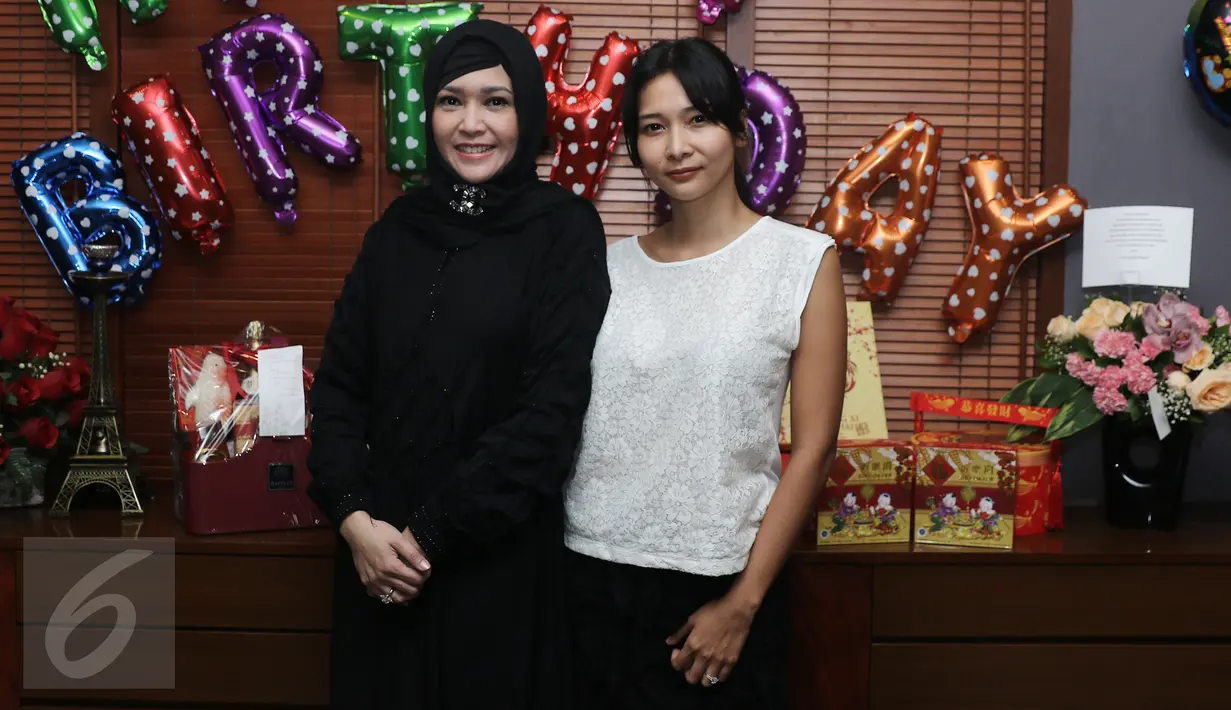 Maia Estianty (kanan) dan Mey Chan usai jumpa pers soal Duo Maia di kediaman Maia Estianty di kawasan Pejaten, Jakarta, Jumat (27/01). Maia dan Mey Chan sepakat untuk berhenti berkarya di bawah nama Duo Maia. (Liputan6.com/Herman Zakharia)