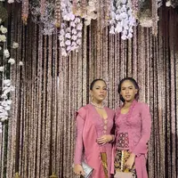 Maudy Ayuda dan Angel Pieters jadi bridesmaid di akad nikah Putri Tanjung/@angelpieters