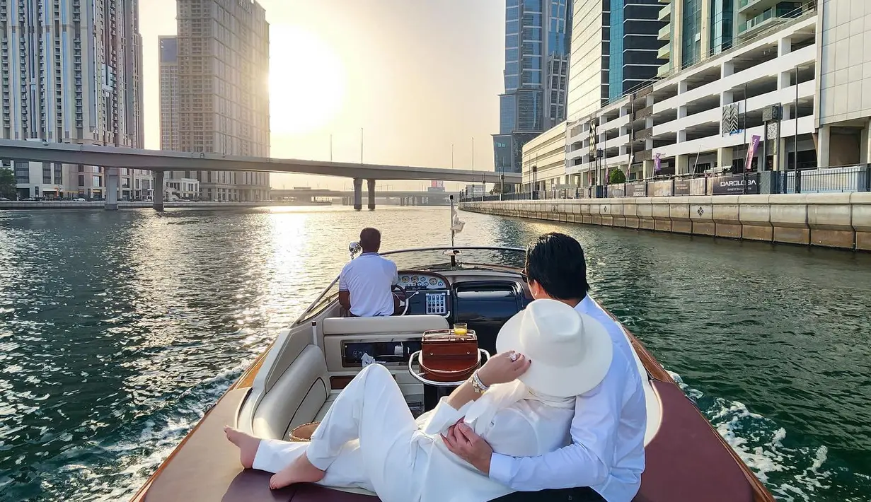 Bahkan Syahrini terlihat sangat menikmati momen tersebut bersama sang suami.[instagram/princessyahrini]