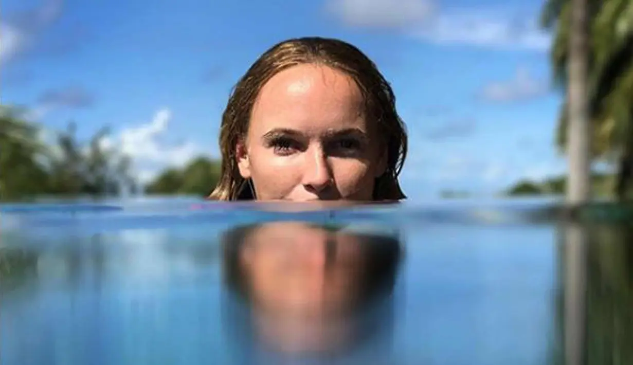 Petenis seksi asal Denmark, Caroline Wozniacki saat berenang di pantai. Petenis 27 tahun ini menjadi juara Australia Terbuka 2018 mengalahkan petenis Rumania Simona Halep 7-6, 3-6, 6-4 di babak Final. (Instagram/@carowozniacki)