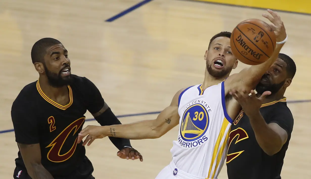 Pemain Golden State Warriors, Stephen Curry, saat pertandingan melawan Cleveland Cavaliers dalam Final NBA gim kedua di Oracle Arena, Oakland, California, AS, (04/06/2017). ( EPA/Monica Davet)