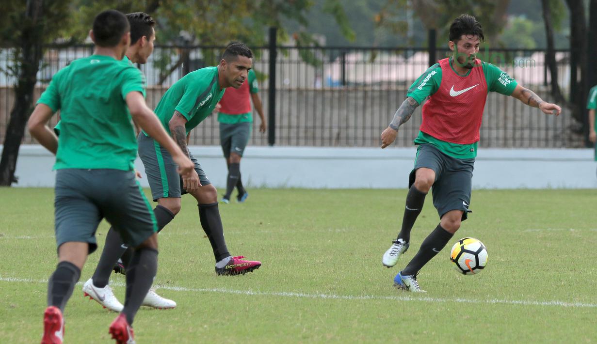 Aksi Stefano Lilipaly melewati adangan Alberto Goncalves pada sesi latihan di Lapangan ABC Senayan, Jakarta (20/6/2018). Timnas melakukan persiapan untuk melawan Korea pada laga uji coba 23 Juni 2018. (Bola.com/Nick Hanoatubun)