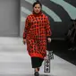 Model disabilitas memperagakan busana rancangan kolaborasi Cotton Ink x Intoart yang digawangi British Council pada Jakarta Fashion Week 2020 di Senayan, Kamis (24/10/2019). Kolaborasi ini menampilkan model disabilitas yang terdiri dari down syndrome, tuna daksa dan tuli. (Liputan.com/Johan Tallo)