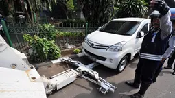 Selain kendaraannya diderek, pengendara mobil yang terjaring dalam ini juga harus membayar denda Rp 500 ribu, Jakarta, Rabu (12/11/2014). (Liputan6.com/Miftahul Hayat)