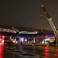 Jangan salah paham, atap Tol Cikunir 2 ambruk bukan karena kesalahan konstruksi, tapi gara-gara ini. 