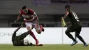 Bek Madura United, Jaimerson Silva, berusaha melewati pemain Tira Persikabo laga Shopee Liga 1 di Stadion Pakansari, Bogor (12/7). Tira bermain imbang 2-2 atas Madura. (Bola.com/Yoppy Renato)