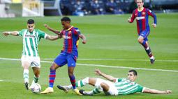 Bintang muda Barcelona itu mendapat tekel keras dari Aissa Mandi di menit ke-31. (AP Photo/Joan Monfort)