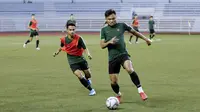 Pemain Timnas Indonesia U-22, Saddil Ramdani, mengejar bola saat latihan di Stadion Rizal Memorial, Manila, Jumat (22/11). Latihan ini persiapan jelang laga SEA Games 2019. (Bola.com/M Iqbal Ichsan)