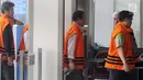 Rombongan tersangka anggota DPRD Malang berjalan memasuki Gedung KPK, Jakarta, Jumat (21/9).KPK memperpanjang masa penahanan selama 40 hari untuk sejumlah tersangka kasus suap pembahasan APBD-P Pemerintah Kota Malang itu. (Merdeka.com/Dwi Narwoko)