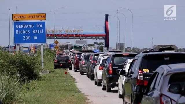 Dengan adanya kepadatan hingga 3 KM di pintu Tol Brebes Barat, petugas lakukan rekayasa buka tutup di persimpangan jalur Tol Brebes Barat dan Tol Brebes Timur.