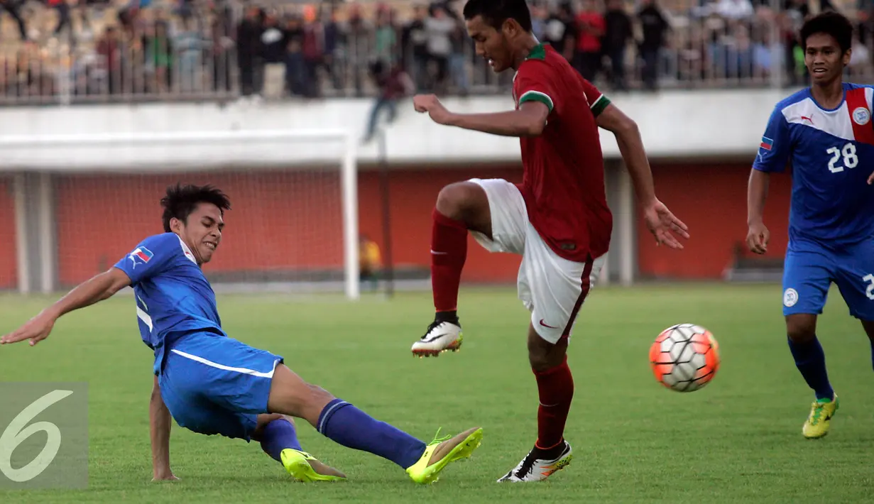 Pesepakbola Timnas U-19  Muhammad Rafli di halau pemain Filipina U-19 Diano Mar Vincent pada International Friendly Match di Stadion Maguwoharjo, Sleman, Jumat (19/8). Indonesia menang dengan skor 3-1. (Liputan6.com/Boy Harjanto)
