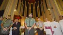 Panglima TNI Gatot Nurmantyo memberi sambutan saat menghadiri misa natal di Gereja katedral, Jakarta, Sabtu (24/12). Dalam malam misa natal kali ini dihadiri juga Mendagri Tjahjo Kumolo dan para pejabat lainnya. (Liputan6.com/Helmi Afandi)