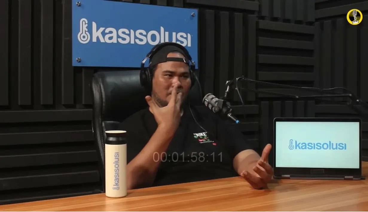 "Terus dia balik menelepon, 'Mi (Fahmi) elu bisa nyetir gak. Bantuin gue nyetir, gue gak ada sopir. Tapi lu pulang seminggu sekali'," kata Fahmi Bo menirukan Aziz Gagap. [Youtube/kasisolusi]