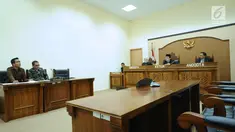 Pengacara publik LBH Jakarta, Nelson N Simamora (kiri) saat sidang perdana sengketa informasi publik terhadap Kementerian LHK di Gedung KIP, Jakarta, Kamis (1/3). Sidang tidak dihadiri pihak termohon. (Liputan6.com/Helmi Fithriansyah)