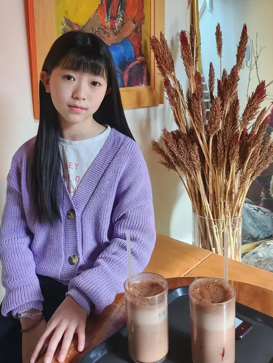 Gadis manis berponi kelahiran 25 Januari 2012 ini sudah punya pengalaman kerja sejak umur lima tahun. Kwon Ye Eun membintangi sejumlah drakor kondang seperti Hotel Del Luna, It's Okay to Not Be Okay, Mouse , Bulgasal: Immortal Souls, Island, dan lainnya. (Instagram/ yeeun12_mom)