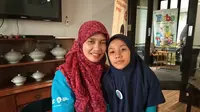 Siti Juneeta Khairunnisa bersama sang ibu, Indriani Fitri ketika menjadi pemenang pertama Festival Penulis Cilik SIDU 2018 (Liputan6.com/Giovani Dio Prasasti)