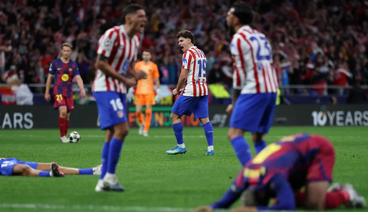 Kedua tim bermain lebih hati-hati, dengan Barcelona tetap mendominasi penguasaan bola. Tampak dalam foto, penyerang Atletico Madrid asal Argentina, Julian Alvarez (tengah) bersama rekan-rekan setimnya merayakan kemenangan di akhir pertandingan leg kedua perempat final Liga Champions 2025/2026 melawan FC Barcelona di Stadion Metropolitano, Madrid pada Selasa 14 April 2026 waktu setempat atau Rabu (15/4/2026) dini hari WIB. (Thomas COEX/AFP)