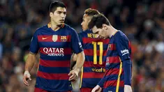 Penyerang Barcelona, Luis Suarez, Neymar dan Lionel Messi tertenduk lesu usai pertandingan melawan Valencia di Camp Nou stadium, Spanyol (18/4). Valencia menang atas Barcelona dengan skor 2-1. (REUTERS / Albert Gea)