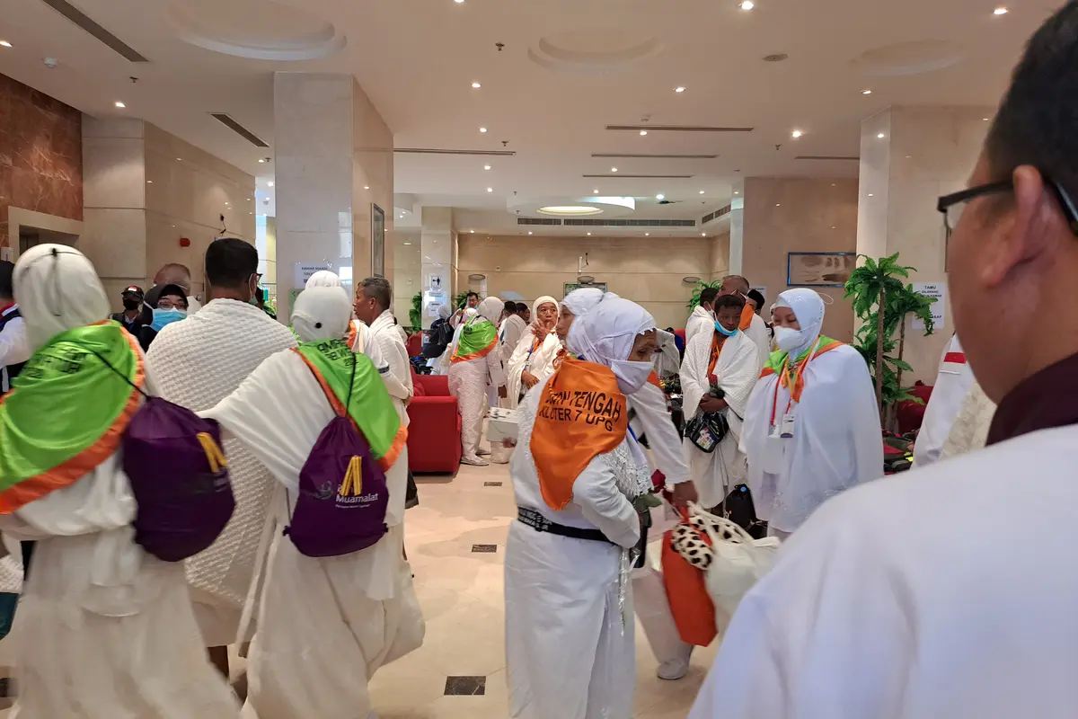 Jemaah calon haji dari kloter UPG8 Makassar tiba di sektor 2 Makkah pada Jumat siang (24/6/2022). Rata rata jemaah tersebut berasal dari Kendari, Muna, Kabupaten Kolaka Sulawesi Tenggara (Liputan6.com/Mevi ﻿Linawati)