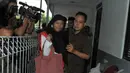 Petugas mengantar tersangka kasus pelecehan seksual di JIS untuk dibawa ke ruang sidang, Jakarta, Rabu (27/8/2014) (Liputan6.com/Johan Tallo)