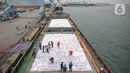 Suasana saat pekerja melakukan aktivitas bongkar muat beras impor di Pelabuhan Tanjung Priok, Jakarta, Jumat (16/12/2022). Perum Bulog mendatangkan 5.000 ton beras impor asal Vietnam guna menambah cadangan beras pemerintah (CBP) yang akan digunakan untuk operasi pasar. (Liputan6.com/Faizal Fanani)