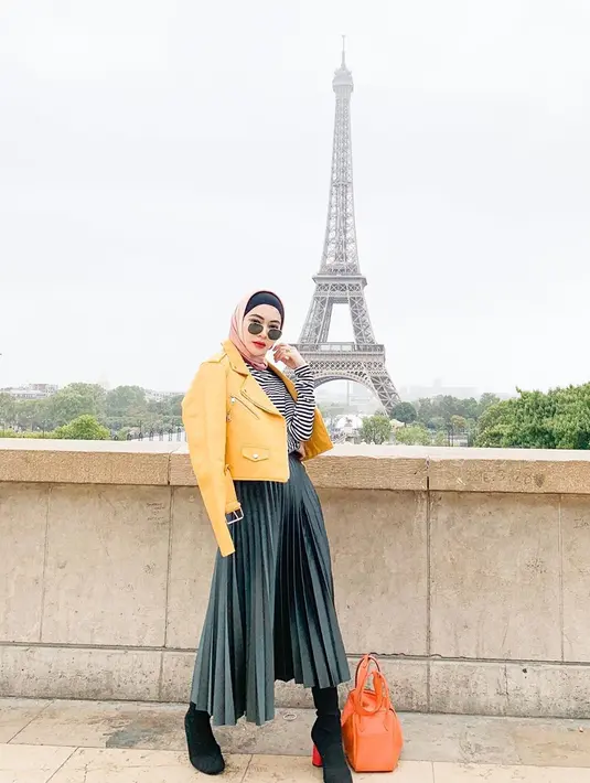 Ia juga jago memadukan breagam warna dan busana untuk penampilannya. IDP tampak cantik dengan rok gelap yang dipadukan dnegan aouter berwarna kuning terang. Ia juga semakin memesona menggunakan kacamata gelap. (Liputan6.com/IG/@idp91)