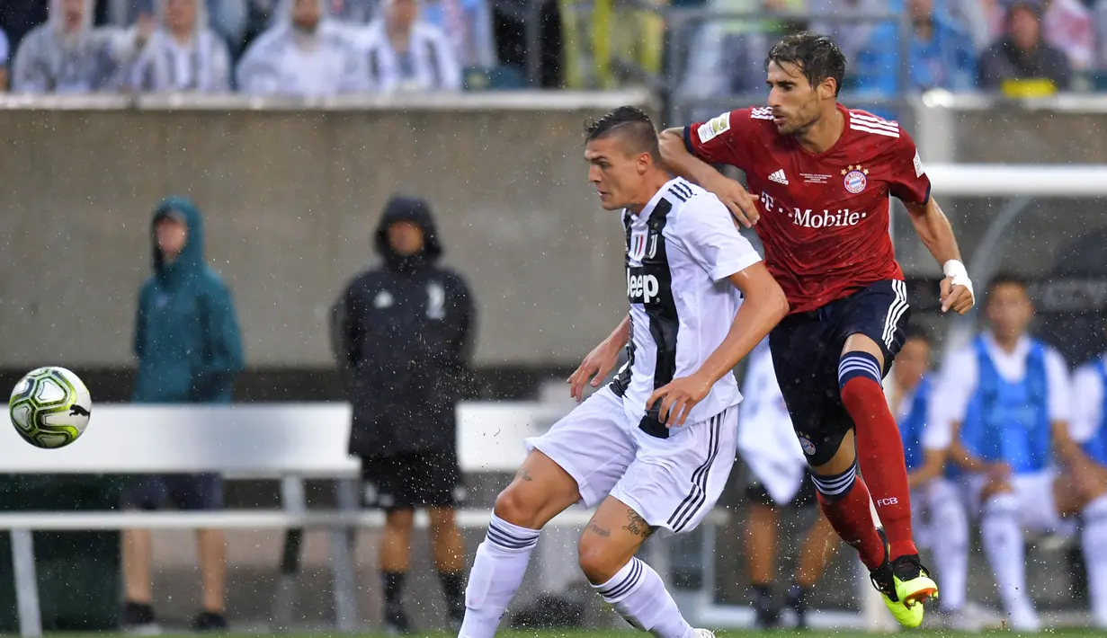 Pemain anyar Juventus, Andrea Favilli mempertahankan bola saat melawan Bayern Munchen dalam International Champions Cup (ICC) 2018 di Lincoln Financial Field, Philadelphia, Amerika Seikat, Rabu (25/7). (Drew Hallowell/Getty Images/AFP)