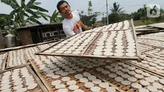 Pekerja menjemur kerupuk kaleng di Depok, Jawa Barat. Pada musim penghujan jumlah kerupuk yang dibuat dan yang terjual relatif sama baik saat musim kemarau maupun hujan. (Liputan6.com/Fery Pradolo) 