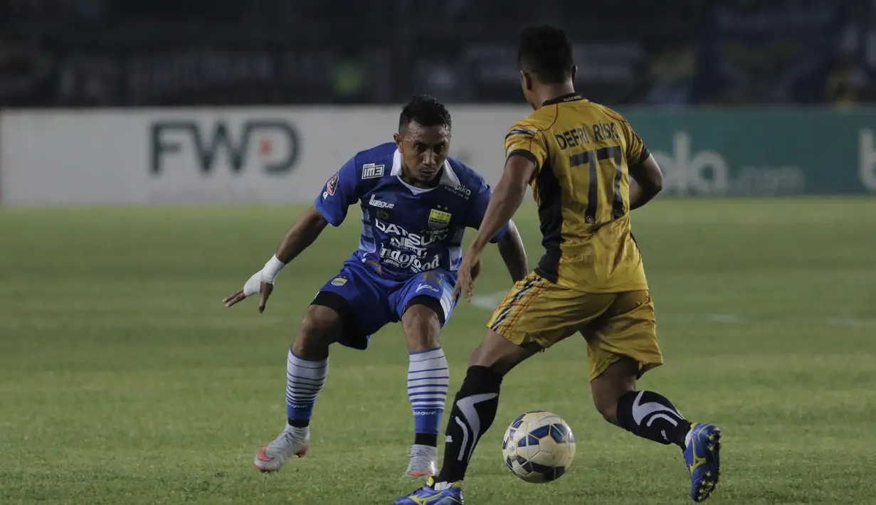 Pemain Persib, Firman Utina menjaga pergerakan pemain Mitra Kukar, Defri Risky pada laga leg kedua semi final Piala Presiden di Stadion Si Jalak Harupat, Bandung, Sabtu (10/10/2015). (Bola.com/Vitalis Yogi Trisna)