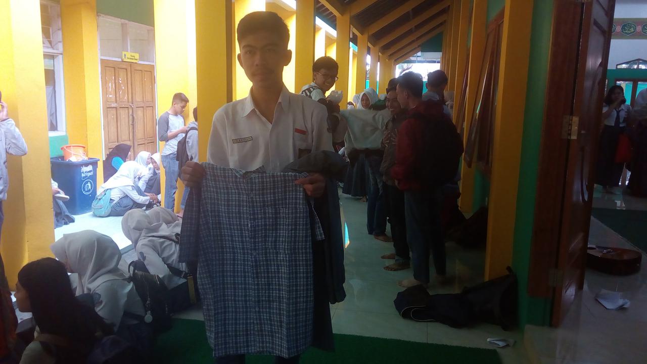 ngumpulin seragam buat adik kelas