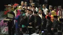 Basuki T Purnama berjabat tangan dengan muda-mudi Jakarta usai Rapat Paripurna Istimewa di Gedung DPRD Provinsi Jakarta, Senin (22/6/2015). Rapat Paripurna Istimewa tersebut berlangsung dalam rangka HUT ke-488 Jakarta. (Liputan6.com/Herman Zakharia)