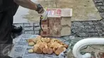 Kue yang berada di dalam kardus yang sempat membuat heboh di Wisma Nusantara, Thamrin, Jakarta, Kamis (4/2). Sebelumnya, benda mencurigakan berupa kardus mi instan yang diduga bom tergeletak di depan Wisma Nusantara. (Liputan6.com/Faizal Fanani)