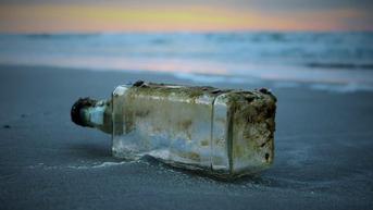 Pria di Australia Temukan Pesan dalam Botol Berusia 25 Tahun