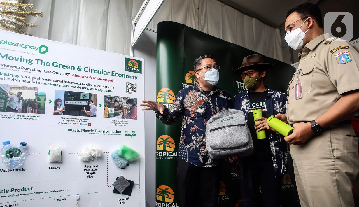 Gubernur DKI Jakarta Anies Baswedan (kanan), Direktur PT Bima Karya Prima Jeffry Riadi (kiri), Penggiat Lingkungan Hidup Nugie (tengah) berbincang saat peringatan Hari Sampah Nasional di TPST Bantar Gebang, Bekasi, Senin (21/2/2022). (Liputan6.com/JohanTallo)