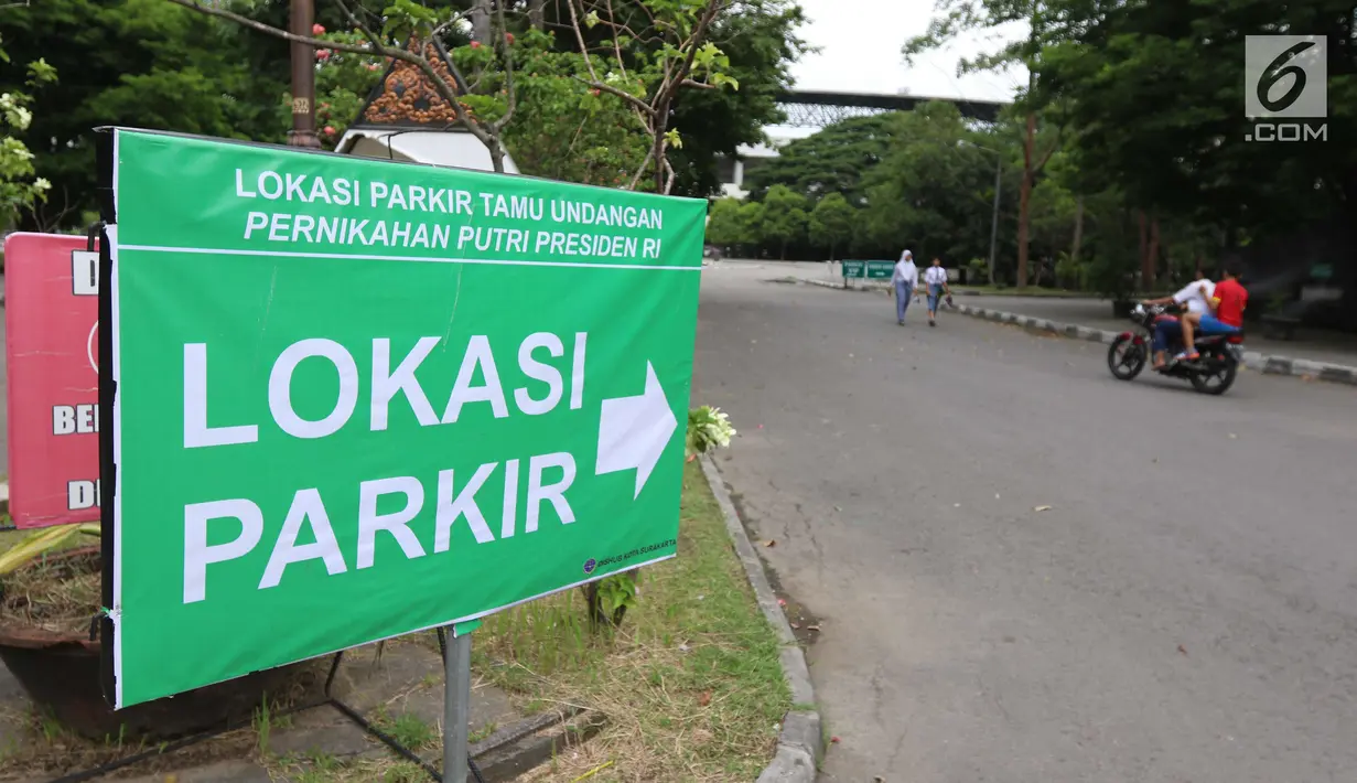 Rambu penunjuk yang terpasang di halaman komplek Stadion Manahan, Solo, Selasa (7/11). Lokasi tersebut telah disiapkan panitia sebagai salah satu kantong parkir kendaraan tamu acara pernikahan Kahiyang Ayu dan Bobby Nasution. (Liputan6.com/Angga Yuniar)