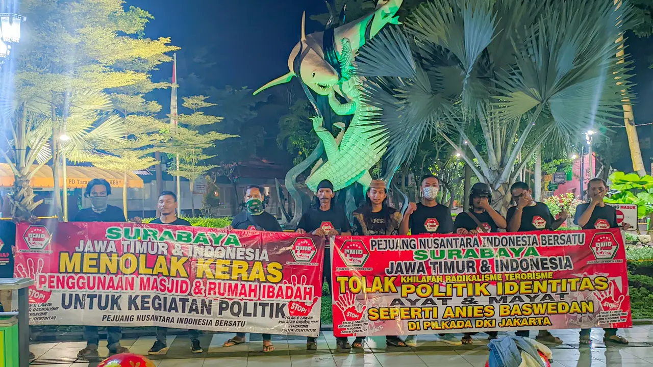Kelompok PNIP membentang spanduk menolak kedatangan Anies Baswedan di Jatim. (Istimewa)