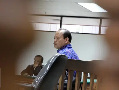 Terdakwa kasus suap Kementerian ESDM dan SKK Migas Sutan Bhatoegana mengikuti sidang lanjutan di Pengadilan Tipikor, Jakarta, Kamis (9/7/2015). Dalam sidang tersebut, Komisioner KPK menolak hadir menjadi saksi meringankan. (Liputan6.com/Helmi Afandi)