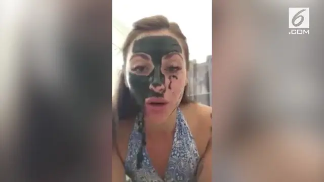 Video seorang wanita merintih kesakitan saat melepaskan masker wajah. Wanita ini bahkan sampai berkaca-kaca tak bisa menahan rasa sakit di wajahnya.