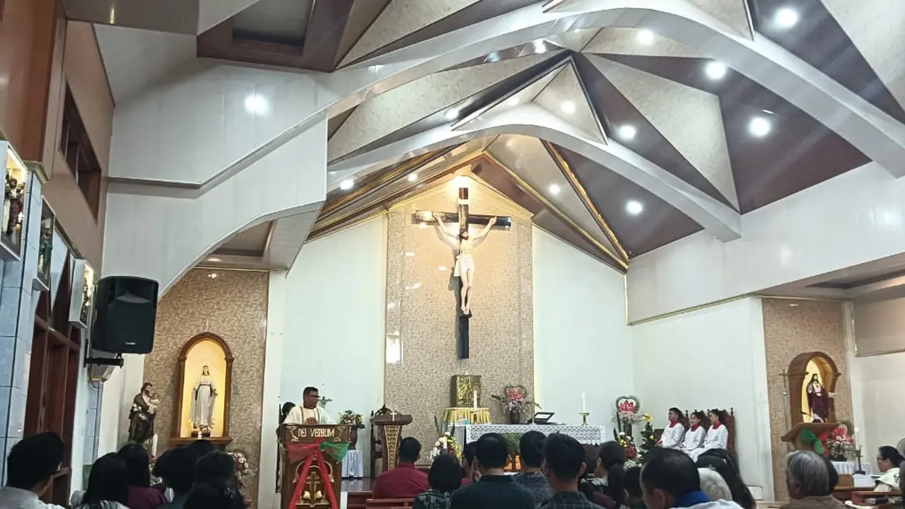 Suasana perayaan Natal di Gereja Katolik Santu Josep Kawangkoan, Kabupaten Minahasa, Sulut pada, Rabu (25/12/2024).