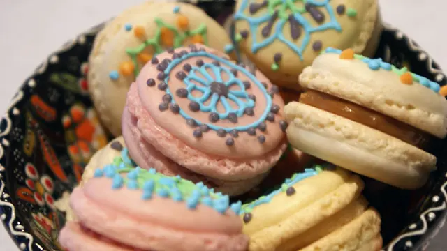 Seniman Ini Buat Pola Henna di Atas Macaron, 6 Hasilnya Super Keren