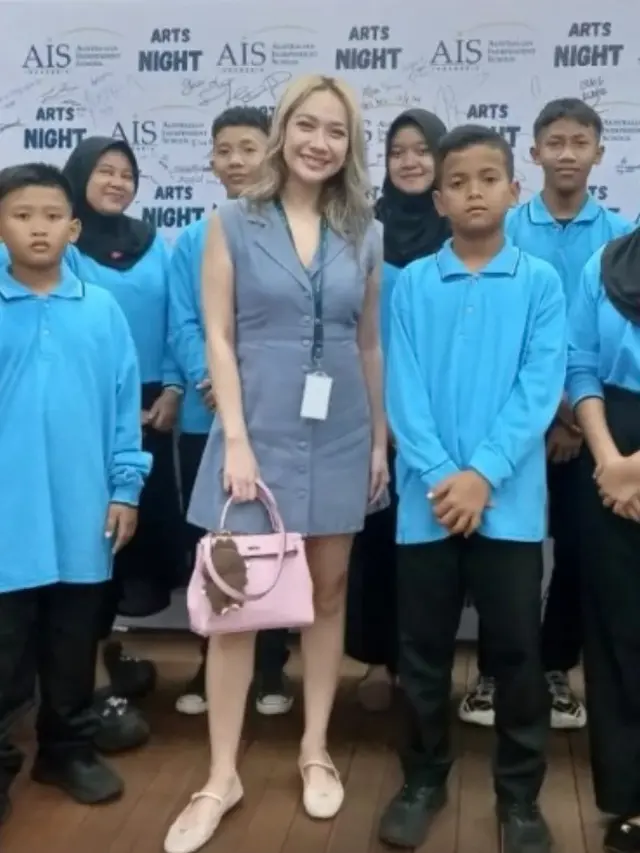 Tampilan Bunga Citra Lestari saat Acara Sekolah Putranya. [@itsmebcl]