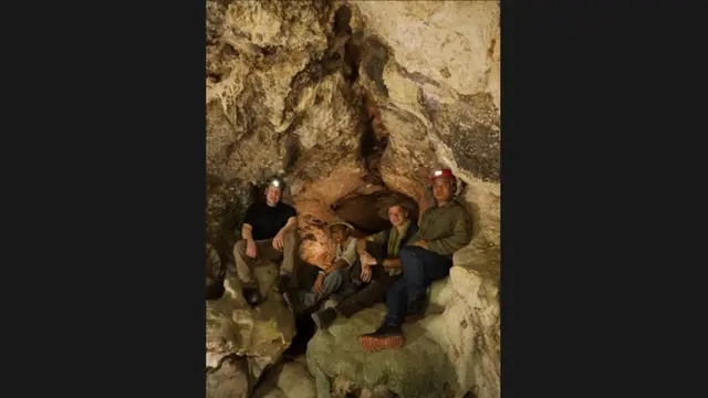 Tim peneliti lukisan cap tangan di Gua Liang Metanduno di Pulau Muna, Sulawesi Tenggara. Dari kiri: Prof Maxime Aubert, Budianto Hakim, Prof Adam Brumm, Dr Adhi Agus Oktavian.