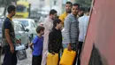 Warga Palestina mengantre untuk mengisi tabung air di Kota Gaza, pada 16 Oktober 2023. (Dawood NEMER/AFP)