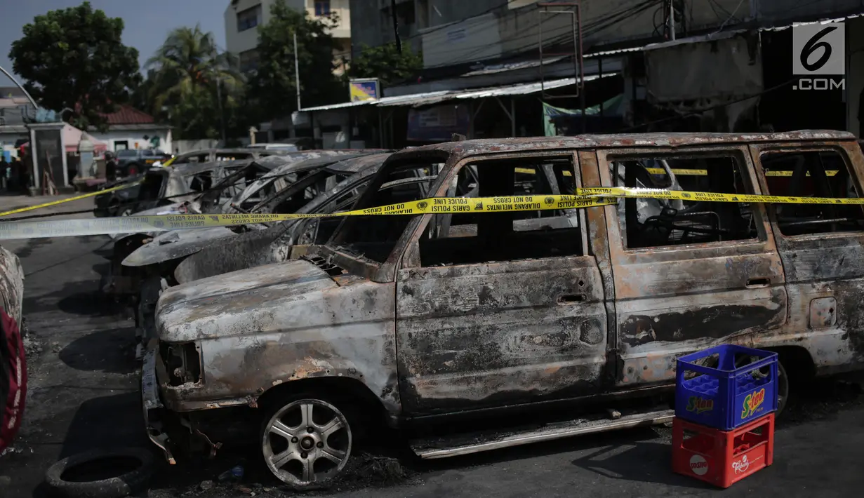 Garis polisi terpasang pada sejumlah kendaraan yang terbakar di sekitar asrama Brimob Jalan KS Tubun, Petamburan, Jakarta Barat, Rabu (22/5/2019). Diketahui kerusuhan terjadi di lokasi tersebut, buntut demo depan gedung Bawaslu yang berujung ricuh. (Liputan6.com/Faizal Fanani)