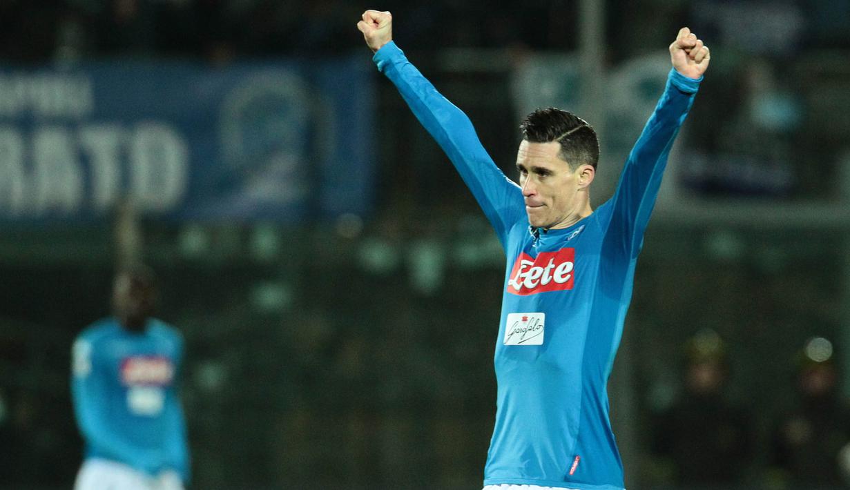 Striker Napoli, Jose Maria Callejon, merayakan kemenangan atas Crotone pada laga Serie A Italia di Stadion Ezio Scida, Crotone, Jumat (29/12/2017). Crotone kalah 0-1 dari Napoli. (AFP/Carlo Hermann)