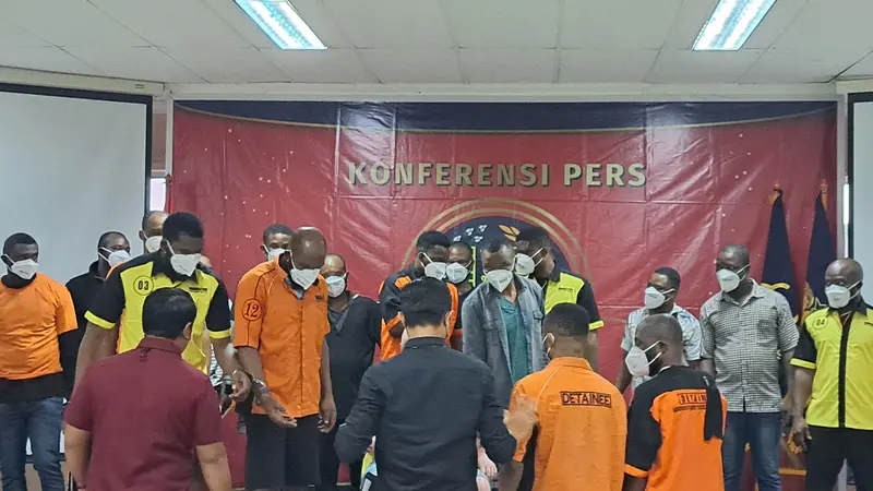 Petugas Kantor Imigrasi Kelas I Khusus TPI Bandara Soekarno-Hatta mengamankan 20 WNA Asal Benua Afrika yang diduga kerap dikeluhkan warga karena kerap buat kegaduhan.