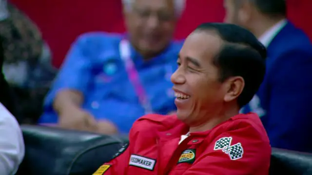 Presiden RI, Joko Widodo menyaksikan Eko Yuli meraih medali emas pada cabang olahraga angkat besi di Asian Games 2018