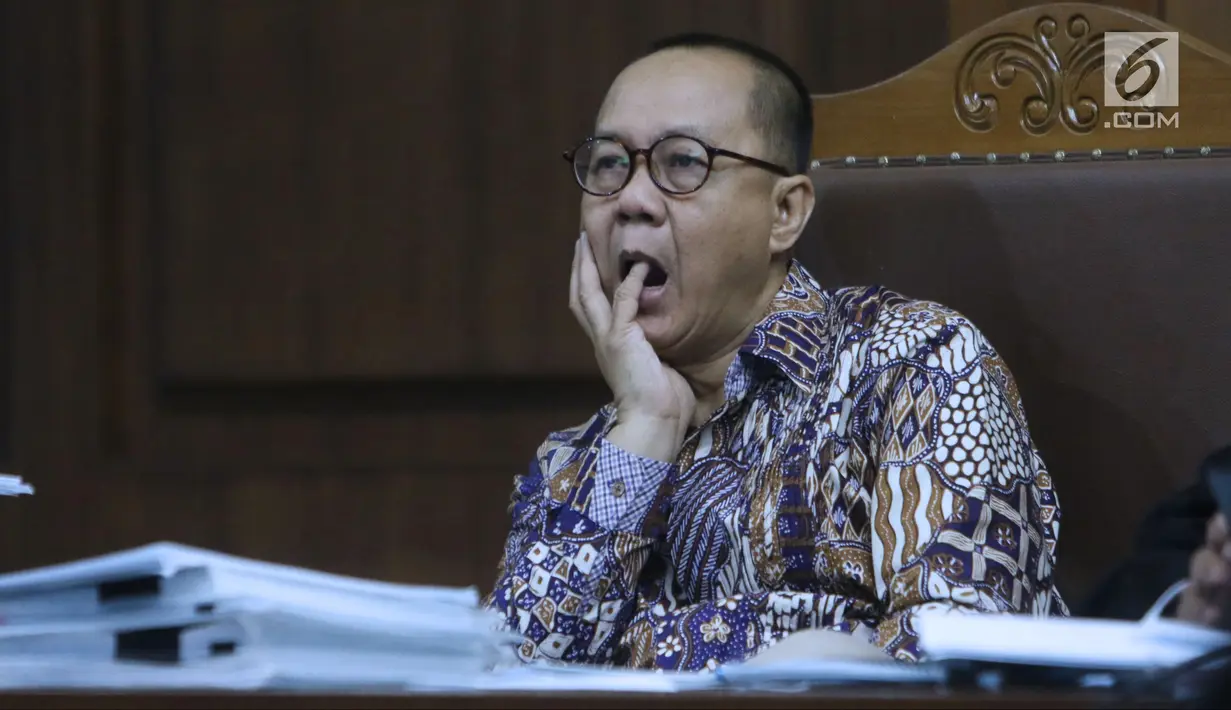 Terdakwa dugaan korupsi penerbitan SKL BLBI, Syafruddin Arsyad Temenggungmenyimak keterangan saksi ahli pada sidang lanjutan di Pengadilan Tipikor, Jakarta, Senin (6/8). Sidang mendengar keterangan dua saksi ahli. (Liputan6.com/Helmi Fithriansyah)
