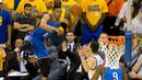 Pemain OKC Thunder, Russell Westbrook #0 melakukan tembakan saat dihadang pemain Warriors pada final wilayah barat NBA Playoffs di Oracle Arena, (31/5/2016) WIB. Warriors menang 96-88. (Mandatory Credit: Kyle Terada-USA TODAY Sports)